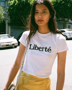 Blanca y con mensaje, ¿sabes ya cuál es la prenda indispensable de este verano? Tumblr Clothes, Tshirt Outfit, Oversize Tee, Quoi Porter, Lisa Says Gah, Tumblr Outfits, Eco Friendly Clothing, Ladies Tee Shirts