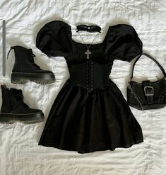 Concert Black Outfit, Sirius Black Outfit, Girly Goth Outfits, Outfit Band, Black Outfit Aesthetic, Girly Goth, Concert Black, Witchy Outfits, Dark Academia Outfits