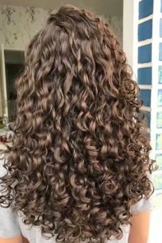 Shiny Hair Curly, Curly Hair Aesthetic Hairstyles, Haircare Curly Hair, Curly Hair Products Aesthetic, 3 A Hair, Dark Brunette Hair With Lowlights, Cute Curly Haircuts, Curly Hair Layers Medium, Good Curly Hair