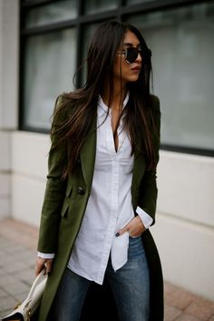 Minimalist outfit, classic chic, army green trench, Classic white button up shirt, untucked dress shirt Moda Over 40, Fashion Trend Inspiration, Baby Mode, Fall Fashion Coats, White Shirt Outfits, Green Coat, Neutral Outfit, Linnet