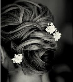 a woman's hair is shown with flowers in her hair and the words, visiter