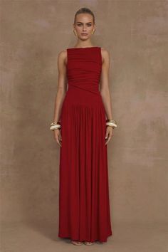 This elegant sleeveless maxi dress is a must-have addition to any woman's wardrobe. Featuring a solid boat neck and sexy ruched detailing, this dress is both fashionable and comfortable. Made with high-quality materials, it is perfect for any occasion and will make you stand out from the crowd. Ranch Wedding Outfit Guest, Winter Gala Dress, Classy Prom Dresses Elegant, Wedding Guest Dress Red, Wedding Guest Dress Classy, Annie Core, Boat Neck Dresses, Red Dress Summer, V Neck A Line Dress