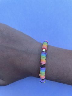 This is a pastel, rainbow colored bracelet with gold spacer beads. Pastel Clay Bead Bracelet, Pearl Clay Bead Bracelet, Pastel Bracelets, Pearl Bracelet Stack, Bracelets Preppy, Perle Plate, Pastel Bracelet, Clay Bracelets, Clay Bead Necklace