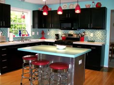 -Powder blue walls -black cabinets -Chrome and red fixtures/accents -Tile backsplash and under cabinet accent lights. Retro Kitchen Cabinets, Julia Childs, Retro Style Kitchen, Model Dapur, Retro Diner, Retro Kitchen Decor, Casa Vintage, Red Kitchen