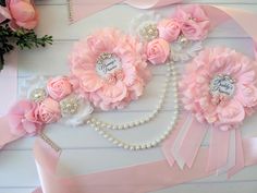 Celebrate your baby's arrival with our maternity flower sash. Use our baby bump sash to jazz up your pregnancy outfit at your baby shower and maternity photo session. You can also reveal the gender of your new baby in a subtle and elegant way with the pregnancy flower sash. If you are looking for a gift for the mom-to-be, this pregnancy sash is an ideal keepsake and gift for expectant mothers to remember her pregnancy journey. Not only she gets to enjoy it while pregnant, she can also reuse it at her newborn photo session and subsequent pregnancies. Personalize this sash with the name of your baby! Don't forget to get a matching pin for Daddy to be / grandma to be / aunt to be / big brother / big sister etc. ⭐ SIZE ⭐ Length of sash: 80" long (about 6.7 ft long) ⭐ GIFT WRAPPING ⭐ https://ww Baby Shower Belly Sash, Maternity Belly Sash, Hello Kitty Baby Shower, Maternity Belt Sash, Mom Tummy, Minnie Baby Shower, Mommy To Be Pins, Cowgirl Baby Showers, Pregnancy Outfit