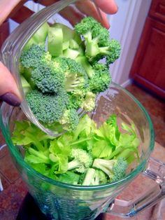 The Green Smoothie That Helps Me Lose Weight ~ www.orsoshesays.com #health #dieting #weightloss Salad Smoothie, Green Smoothie Challenge, Veggie Smoothies, Feel Healthy, Nutribullet Recipes, Green Detox Smoothie, Smoothie Detox