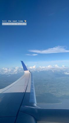 the wing of an airplane flying in the sky