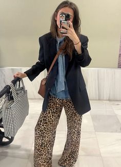 Animal Print Pants Outfit Winter, Animal Print Trousers Outfit, Styling Leopard Pants, Leopard Skirt Outfit 2024, Leopard Vest Outfit, Leopard Print Trousers Outfit, Print Trousers Outfit, Leopard Blazer Outfit, Animal Print Shoes Outfit