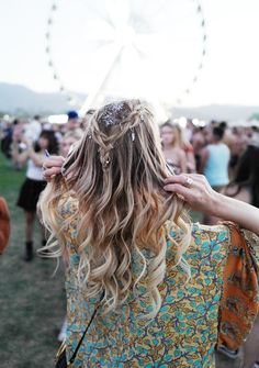 Mega schön und ganz easy gemacht: der Wasserfall Zopf. Die Frisur ist daher perfekt fürs Festival geeignet. Nachmachen! #festival #frisuren #zöpfe © getty images Easy Festival Hair, Rave Outfits Edc, Summer Music Festivals, Plaits Hairstyles, Try On Hairstyles, Music Festival Outfits, Festival Inspiration, 90's Fashion