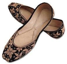 Pakistani culture. Khussa trend | iTechInsider - SEE WORLD?!?  They're called KHUSSAS! NOT BALLET SHOES, KHUSSAAAAAAS. Thank you. Pakistani Shoes, Indian Sandals, Indian Shoes, Fashion Shoes Flats, Genuine Leather Shoes, Footwear Design Women, Stylish Shoes, Beautiful Shoes