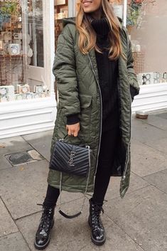 Green Long Puffer Jacket Outfit, Long Puffer Jacket Outfit, Long Puffy Coat, Parka Outfit, Green Winter Coat, Winter Coat Outfits, Puffer Jacket Outfit