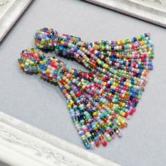 there are many beads in the shape of a bow on this picture frame, but it is too small for me to see