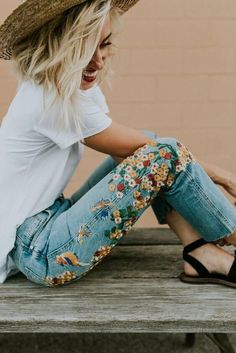 Looks Hippie, Mode Tips, Heels Dress, Blazer Outfit, Outfit Jeans, 자수 디자인, Embroidered Denim, Embroidered Jeans, Cute Summer Outfits