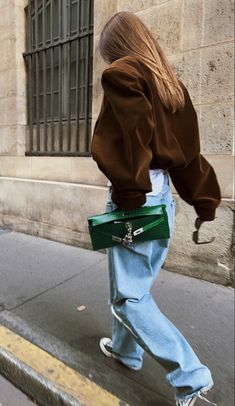 Converse Street Style, What To Wear Casual, Fall Aesthetic Fashion, Fits Fall, Kelly Cut, Fall 2024 Fashion, Street Style Bags, 2024 Fashion Trends