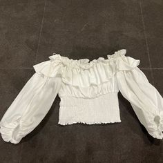 Never Worn. Poplin Off Shoulder Ruffle Top. Perfect Condition. Beautiful Detail. Zara Trendy Blouse With Ruffles, Trendy Zara Blouse With Ruffles, Zara Ruffled Blouse For Brunch, White Ruffled Blouse By Zara, White Ruffle Top Outfit, Ruffle Top Outfit, Off Shoulder Ruffle Top, White Ruffle Top, Top Outfit