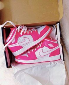 Jordan 1 Pink, Pink Nike Shoes, Nike Shoes Girls, Jordan Shoes Girls, Preppy Shoes, Jordan Shoes Retro, Custom Nike Shoes, All Nike Shoes