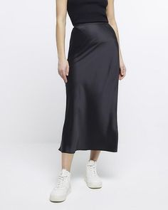 Black Satin Maxi Skirt Outfit, Satin Maxi Skirt Outfit, Black Satin Maxi Skirt, Maxi Skirt Outfit, Satin Slip Skirt, Outfit Dinner, Satin Maxi Skirt, Maxi Skirt Outfits, Skirt Trends