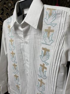 Beautiful Boys Guayabera - Handmade Embroidered First Communion/Primera Comunion Dress Shirt - Size 4T - Handmade made from our Yucatan, Mexican craftsmen Overview * Soft Manta * Light & fresh * handmade Care * hand wash only * delicate care * hang dry Please email me your questions before buying. All of my items come from a smoke and pet free environment. YOUR ORDER WILL BE PROCESSED IN 2-3 DAYS. If you need the item expressed shipped please contact me to request it and the listing will be Cotton Sets With Tonal Embroidery And Long Sleeves, White Long Sleeve Shirt With Machine Embroidery, Traditional Embroidered Fitted Shirt, Traditional Fitted Embroidered Shirt, Fitted Embroidered Sets For Baptism, Spring Baptism Long Sleeve Tops, Spring Long Sleeve Tops For Baptism, Traditional Fitted White Shirt, White Long Sleeve Tops For Baptism