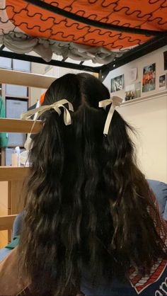 Hair Inspo Ribbon, Little Bows In Hair, Sza Concert Hairstyles, Hairstyle With Two Bows, Hair Ribbon Styles, 2 Bow Hairstyle, Small Bows In Hair, Long Hair Bow Hairstyles, Laufey Hairstyles