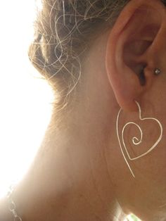 A delicate twist on the traditional hoop. Silver Single Earring For Valentine's Day, Makeup Tip, Diy Armband, Heart Hoop Earrings, Earrings Simple, Nike Shox, Nike Basketball, Diy Schmuck, Wire Earrings