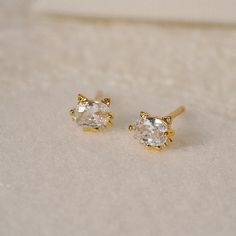 Dainty Charm: With their petite size and delicate design, these earrings are the epitome of minimalist chic. They add just the right amount of sparkle to any outfit without overwhelming the wearer. Premium Zircon Stones: Adorned with shimmering zircon stones, these earrings catch the light beautifully, creating a subtle yet eye-catching glow. 18K Gold Plating: Crafted with a layer of 18K gold plating, these earrings are designed to resist tarnishing and ensure a long-lasting, luxurious finish. Versatile Styling: Suitable for both cartilage and lobe piercings, these earrings can be worn in multiple ways to suit your personal style. Perfect for everyday wear or special occasions, they elevate any look with ease. Thoughtful Gift: Packaged with care, these earrings make a thoughtful and memora Cat Stud Earrings, Lobe Piercings, Earrings Cartilage, Cat Earrings Studs, 18k Gold Earrings, Minimalist Chic, Animal Earrings, Delicate Design, Earrings Minimalist