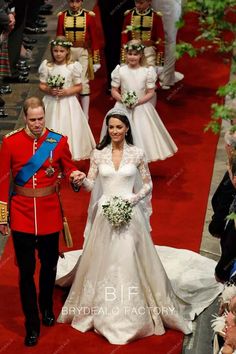 Kate Middleton Timeless V-neck Lace Royal Wedding Dress Royalty Wedding, Royal Family Weddings, Kate Middleton Wedding Dress, Kate Middleton Wedding, Kate Middleton Dress, Family Wedding Photos, Elegant Ball Gowns, Inspiration Images, Most Beautiful Wedding Dresses