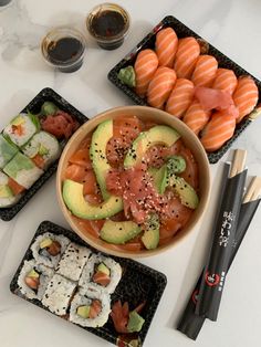 Des sushis, dans makis, des californias, du saumon de l’avocat et du riz délicieux. Healthy Food Motivation, God Mat, Think Food, Food Goals, Food Is Fuel, Food Obsession, Cafe Food, Pretty Food, Food Cravings