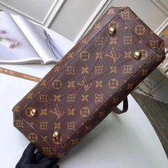 Charm Fashion Lu-Vi bags - 17764 A+ Excellent Quality copies; Contact us if you've any questions in your mind. Fan Fashion, Lv Bag, New Bag, Evening Bags, Louis Vuitton Bag, Luxury Bags, Contact Us, Calf Skin, Fashion Bags