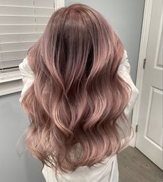 Combine the coolness of smoky ash brown with the warmth of rose gold highlights for a stunning and trendy color combination. Smoky Ash Brown Hair, Ash Pink Brown Hair, Ash Brown Hair Color Ideas, Rose Hair Color, Pink Hair Highlights, Classic Bob Hairstyle, Brown Pixie Cut, Hot Hairstyles, Ash Brown Balayage