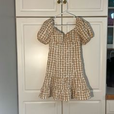 Juniors Small Dress. Little Brown Checkered Pattern With Daisies. Goes To Above Knee, Neck Line Fits Either With Sleeves Up Or Off The Shoulder. Quarter Zipper In Back. Beige Puff Sleeve Mini Dress For Day Out, Knee-length Beige Summer Mini Dress, Beige Puff Sleeve Summer Dress, Beige Summer Dress With Puff Sleeves, Brown Cotton Mini Dress For Brunch, Brown Puff Sleeve Mini Dress For Brunch, Brown Checkered, Small Dress, Junior Dresses