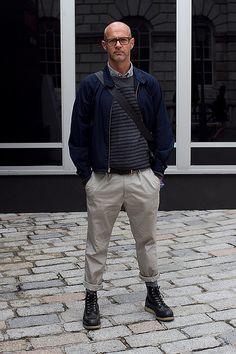 Men's Street Style London Street Style London, Grey Chinos, Grey Long Sleeve Shirt, London Street Style, Looks Street Style, Men Street, Cool Street Fashion, Streetwear Outfit