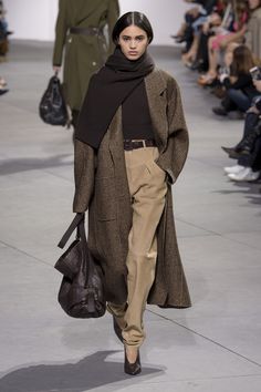 Michael Kors | Ready-to-Wear - Autumn 2017 | Look 44 Minimalistic Outfits, Michael Kors Fall, Fall Fashion Coats, Michael Kors Collection, Brown Coat, Mode Inspo, 가을 패션