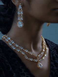 Améliorez votre style avec l'ensemble de colliers Naina Double Layer AD, une fusion éblouissante d'esthétique traditionnelle et de style moderne. Cet ensemble de colliers doubles exquis, plaqué en or éclatant, est conçu pour faire une déclaration. Doté de pierres taillées en forme de larme, l'ensemble Naina est disponible en sept options de couleurs captivantes : rouge rubis, bleu saphir, blanc, vert émeraude, vert menthe, menthe clair et une variante de pierre AD multicolore vibrante. Ad Necklace Set, Ear Chain, Eyes Drawing, Accessories Ear, Red Sapphire, Layered Choker Necklace, Chandbali Earrings, Green Mint, Choker Necklace Set