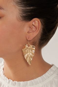 STYLE DETAILS: Presenting textured metal fashioned into an understated yet elegant design, the Mizu Leaf Earring will redefine your style. This earring boasts a stunning leaf design with a simple hook. Perfect for making a bold statement with any outfit, they bring a beautiful contrast that will catch everyone's eye! FEATURES: Drop design Hook style Alloy 7cm length Textured Metal Drop Earrings, Elegant Leaf-shaped Metal Earrings, Leaf-shaped Metal Party Jewelry, Metal Leaf-shaped Jewelry, Pierced Leaf-shaped Metal Earrings, Metal Leaf Shaped Earrings, Metal Leaf-shaped Pierced Earrings, Leaf Earrings Silver, Slouch Pants