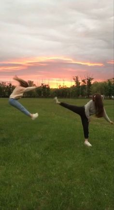 Friend photo shoot | friend picture | friend poses Sunset Picture Ideas Best Friends, Bff Photo Inspo Aesthetic, Pinterest Pictures To Recreate, Poses For Pictures Instagram Duo, Cute Duo Poses, Best Friend Photoshoot Poses, Bereal Ideas, Bestie Poses, Two Besties