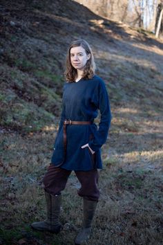 Medieval Clothing Women Peasant, Viking Style Clothing, Female Viking Costume, Traditional Irish Clothing, Medieval Clothing Women, Nordic Clothing, Medieval Tunic, Viking Tunic, Irish Clothing