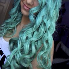 Wonderful teal green hair color with waves, nice mermaid hairstyle Scene Girl, Teal Hair, Turquoise Hair, Hair Color Crazy, Tumblr Hair, Bright Hair Colors, Bright Hair, Hair Color Blue, Scene Hair