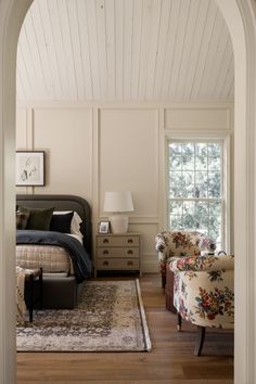 a bedroom with a bed, chair and rug in it's centerpieces