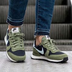 Nike Internationalist 👉Don’t forget to follow us!!!👈 👟👟👍👍@sneakersmugglers 👍👍👟👟 Black Nike Trainers, Black Nike Sneakers, Look Legging, Nike Internationalist, Black Nike Shoes, Green Sneakers, Jordan Sneakers