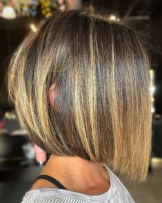 Inverted Lob with Rounded Back Dramatic A Line Bob, Mid Length Inverted Bob, Long In Front Short In Back Hair Bob, Medium Inverted Bob Haircuts, Reverse Bob Haircut Medium, Shoulder Length Inverted Bob, Stacked Lob Haircut, Mid Length Stacked Bob Haircut, Choppy Lob Haircut Mid Length Textured Bob