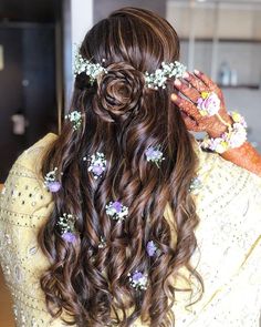 Front Curls Hairstyles Indian Wedding, Floral Hairstyles Open Hair, Hairstyle For Mehendi Function, Hairstyles For Mehendi Function, Mehendi Hairstyles Brides, Mehendi Hair, Haldi Hairstyle, Mehendi Hairstyles, Hairstyle For A Wedding