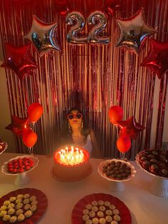 Decoração de aniversário vermelha, tema 22, Taylor Swift Fireplace Tv Wall Decor, Sweet Sixteen Birthday Party Ideas, Room 2023, 20th Birthday Party, Fireplace Tv Wall, Cute Birthday Pictures, Cute Birthday Ideas