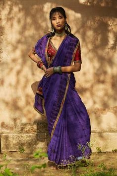 Shop for Medha Purple Silk Crepe Bandhani Print Saree With Blouse for Women Online at Aza Fashions Purple Bandhani Saree, Bandhani Print, Designer Sarees Wedding, Print And Embroidery, Purple Saree, Simple Sarees, Print Saree, Saree Silk, Indian Photoshoot