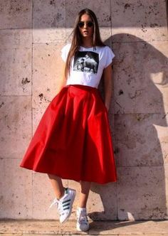 Más De 50 Looks Para Convencerte De Usar Una Pollera Larga En Primavera – Cut & Paste – Blog de Moda Red Skirt Outfits, Sukienki Maksi, Rok Outfit, Skirt And Sneakers, Red Skirt, Red Skirts, 가을 패션, Looks Style, Mode Inspiration