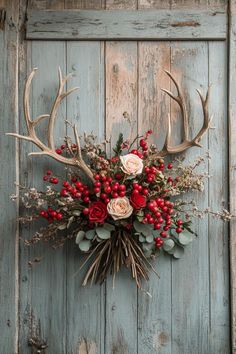 23 Woodsy Christmas Décor Ideas For Your Rustic Farmhouse Woodsy Christmas Wreath, Christmas Wreath Natural, Country Christmas Wreath, Natural Vintage Christmas Decor, Hobby Lobby Boho Decor, Victorian Christmas Decorations Diy, Christmas Rustic Decor Ideas, Evergreen Christmas Decor, Country Christmas Wreaths