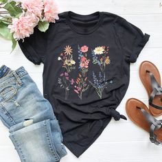 Flower Shirt, Wildflower Mom Shirt, Botanical Shirt, Spring Shirt, Mother Day Gift, Flower Gardener Gift, Gift For Mom, Vintage Flower Shirt  BLACK TEXT is used for Yellow, Heather Peach, White, Light Gray Heather, Mint, Pink Shirts. Other colored shirts have white text. F I T ∙ & ∙ S I Z I N G : -->Women's sizes are narrower than the waist. -->Sleeves are rolled up in some product pictures. They do not come rolled up on delivery. T I M E ∙ T O ∙ D E L I V E R Y : -->Processing and production time is 1-2 business days. I M P O R T A N T ∙ P L E A S E ∙ R E A D ∙ F U L L Y : --> Order cancellations are accepted for 2 hours after purchase. -->For any questions, please contact me directly. It's my pleasure to a Orders placed till 12 noon are shipped the next business day and those placed afte Spring Floral Print Shirt, Spring Vintage Print Top With Short Sleeves, Cottagecore Printed Summer Tops, Spring Top With Vintage Print And Short Sleeves, Spring Cottagecore Short Sleeve Shirt, Summer Cottagecore Printed Tops, Cottagecore Printed Tops For Summer, Printed Summer Tops In Cottagecore Style, Summer Floral Patchwork Short Sleeve Tops