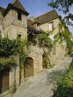 an old stone building with ivy growing on it