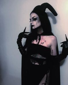 Dark Bride, Haunt Makeup, Satanic Bible, The Satanic Bible, Bride Halloween, Mcu Dr, Ball Ideas, Halloween Ball, Carnival Costume