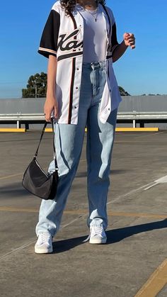 Button Up Baseball Jersey Outfit, Base Ball Jacket Outfit, Yankees Aesthetic Outfit, Styling A Baseball Jersey Women, Baseball Button Up Outfit, Baseball Shirt Outfit Aesthetic, Baseball Jerseys Outfit, Baseball Shirt Women, Outfits With Jersey Baseball