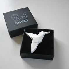 This Origami brooch is perfect for nature lovers and fans of modern jewellery. It adds whimsical charm and a touch of originality to both casual and formal looks. The black and white colours make it super versatile, complementing any outfit. Whether you are wearing it as a cute lapel pin on a regular day or as a special piece for a wedding ensemble, it will stand out wherever you go. Whether you're treating yourself, your mom, your friend, your wife, or your husband, this brooch is a bold additi Origami Hummingbird, Geometric Bird, Origami Butterfly, Origami Bird, Bird Brooch, Nature Inspired Jewelry, Brooches Handmade, Sweet Gifts, Black And White Colour